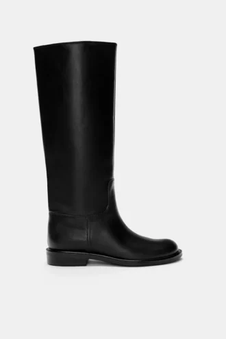 Bottes plates montant jusqu&rsquo;aux genoux