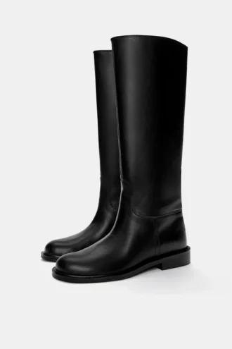 Bottes plates montant jusqu&rsquo;aux genoux
