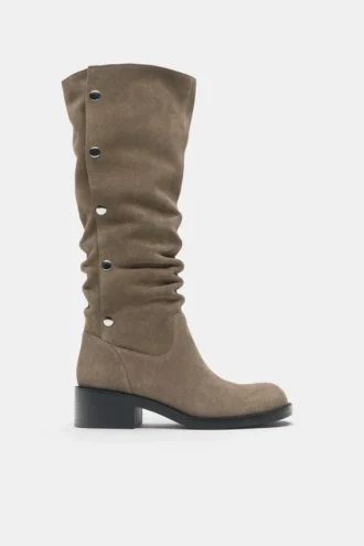 Bottes à talons hauts en cuir cloutées
