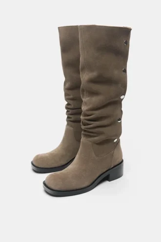 Bottes à talons hauts en cuir cloutées