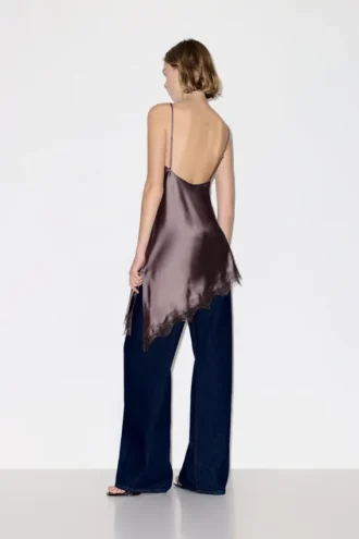Camisole asymétrique en dentelle