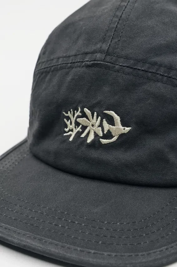 Casquette brodée à cinq panneaux Casquette brodée à cinq panneaux