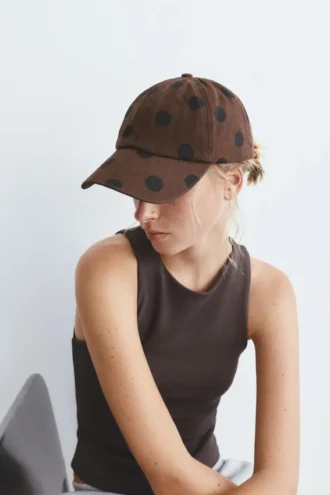 Casquette à pois marron