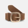 Ceinture en simili-suède avec boucle arrondie Ceinture en simili-suède avec boucle arrondie