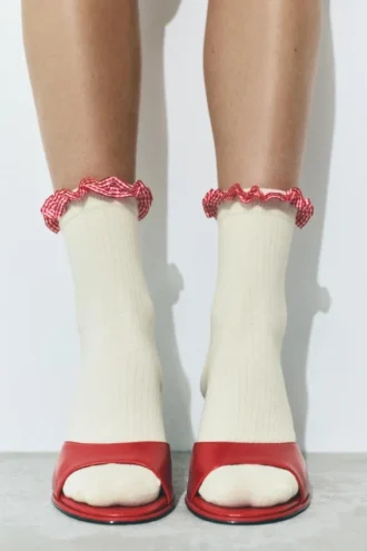 Chaussettes à bordure en dentelle