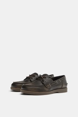 Chaussures à lacets usées