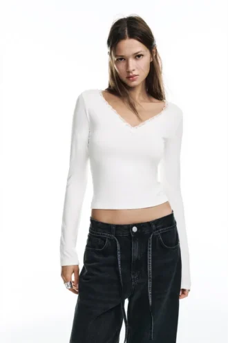 Chemise à encolure bordée de dentelle
