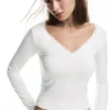 Chemise à encolure bordée de dentelle