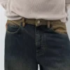 Jean à jambes larges avec ceinture contrastée