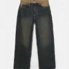 Jean à jambes larges avec ceinture contrastée