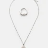 Lot comprenant un collier et une bague en pierre Lot comprenant un collier et une bague en pierre