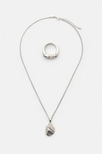 Lot comprenant un collier et une bague en pierre