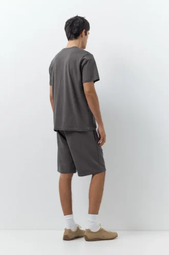 Lot comprenant un short de jogging et un T-shirt