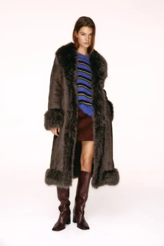 Manteau long avec détails en fausse fourrure