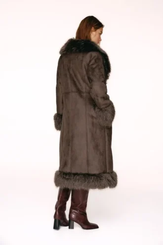 Manteau long avec détails en fausse fourrure