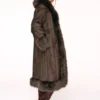 Manteau long avec détails en fausse fourrure