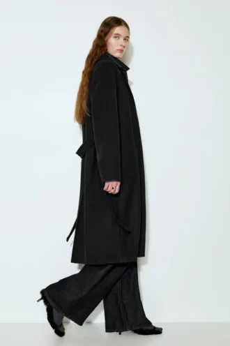 Manteau long en feutre avec ceinture