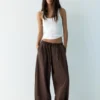 Pantalon à entrejambe tombant avec taille élastiquée Pantalon à entrejambe tombant avec taille élastiquée
