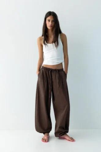 Pantalon à entrejambe tombant avec taille élastiquée