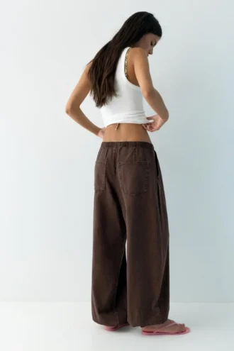 Pantalon à entrejambe tombant avec taille élastiquée