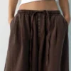 Pantalon à entrejambe tombant avec taille élastiquée Pantalon à entrejambe tombant avec taille élastiquée