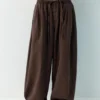 Pantalon à entrejambe tombant avec taille élastiquée Pantalon à entrejambe tombant avec taille élastiquée
