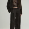 Pantalon à jambes larges et à doubles pinces Pantalon à jambes larges et à doubles pinces