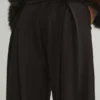 Pantalon à jambes larges et à doubles pinces Pantalon à jambes larges et à doubles pinces