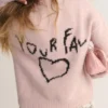Pull rose avec cœur brodé Pull rose avec cœur brodé