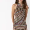 Robe courte à rayures et dos nu Robe courte à rayures et dos nu