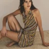 Robe courte à rayures et dos nu Robe courte à rayures et dos nu