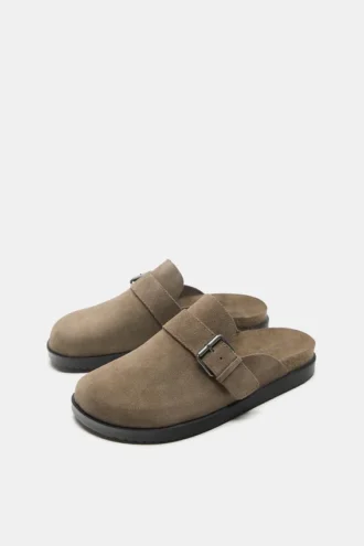 Sabots en cuir à boucle