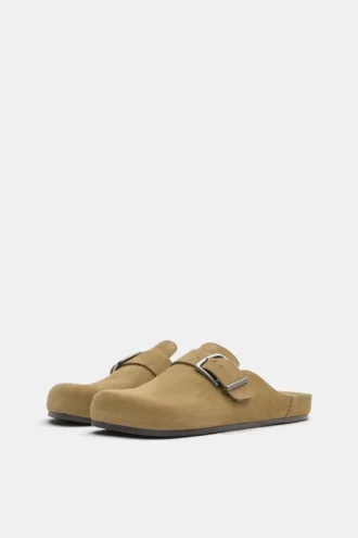 Sabots en cuir à boucle