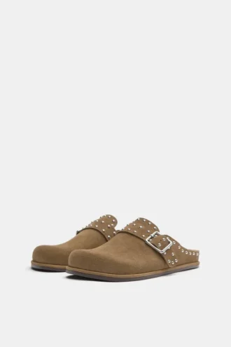 Sabots en cuir cloutés