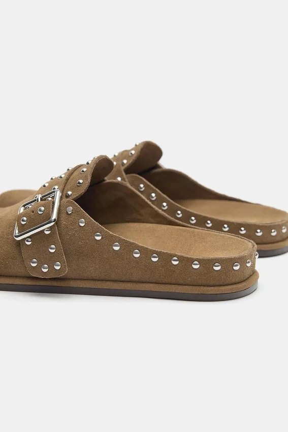 Sabots en cuir cloutés Sabots en cuir cloutés