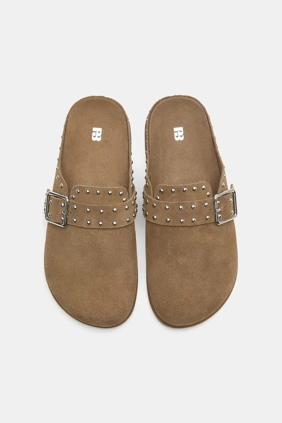 Sabots en cuir cloutés Sabots en cuir cloutés