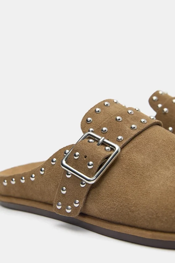 Sabots en cuir cloutés Sabots en cuir cloutés