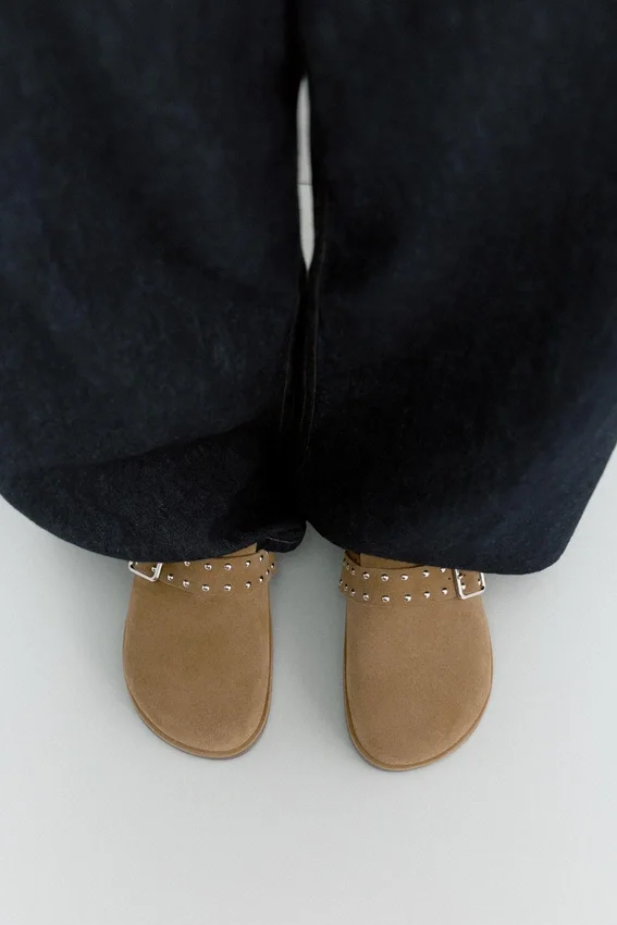 Sabots en cuir cloutés Sabots en cuir cloutés