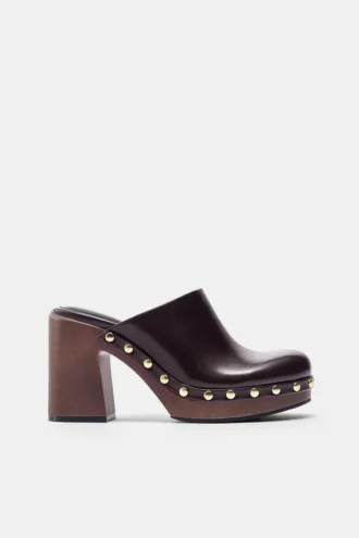 Sabots à talons hauts cloutés
