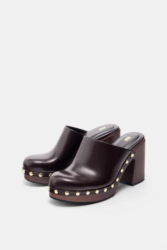 Sabots à talons hauts cloutés