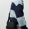 Sac à bandoulière en tissu caoutchouté