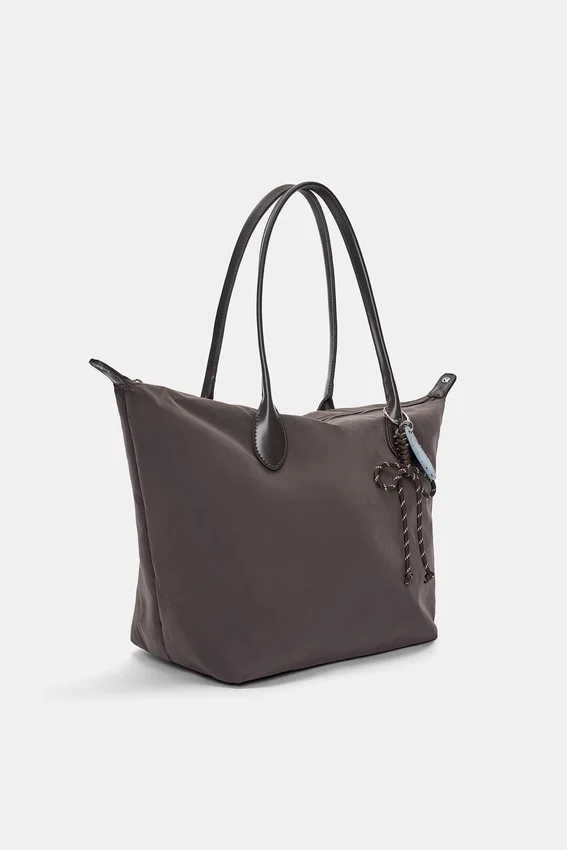 Sac cabas en nylon avec breloque Sac cabas en nylon avec breloque