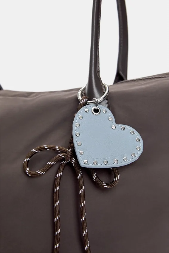 Sac cabas en nylon avec breloque Sac cabas en nylon avec breloque