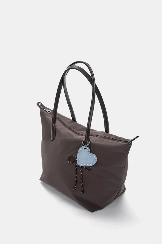 Sac cabas en nylon avec breloque Sac cabas en nylon avec breloque