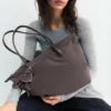 Sac cabas en nylon avec breloque Sac cabas en nylon avec breloque