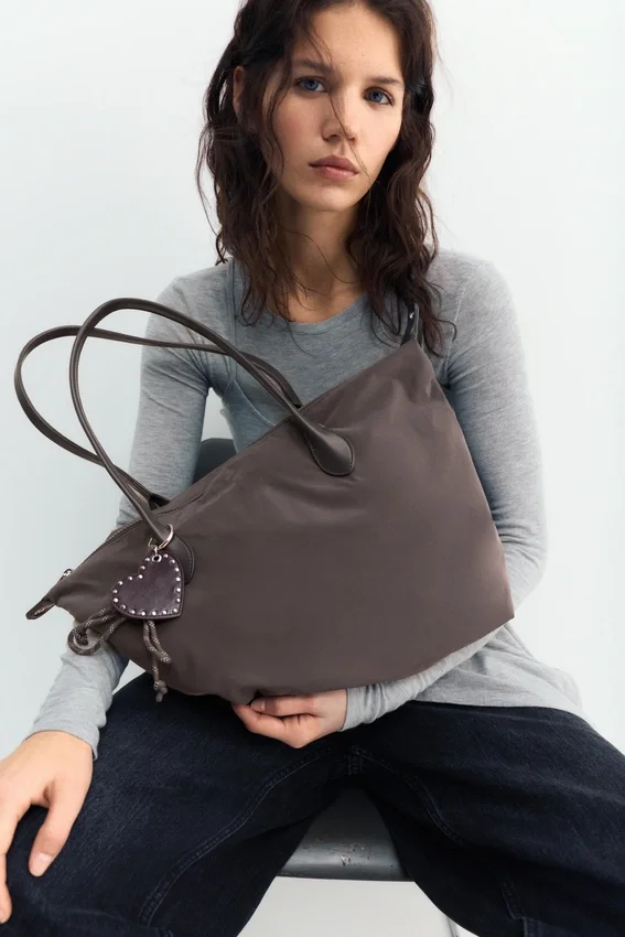 Sac cabas en nylon avec breloque Sac cabas en nylon avec breloque
