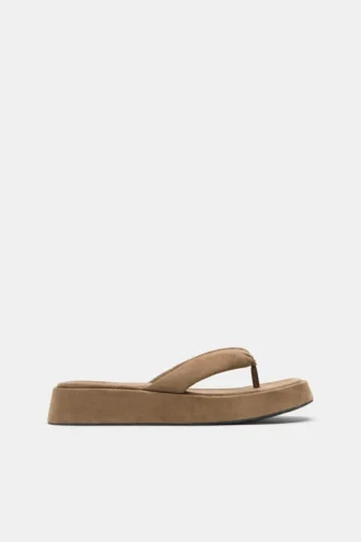 Sandales plates volumineuses