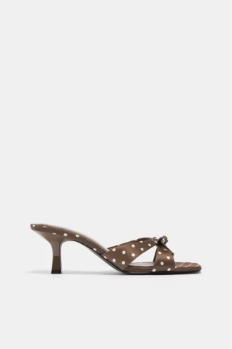Sandales à talons hauts à pois
