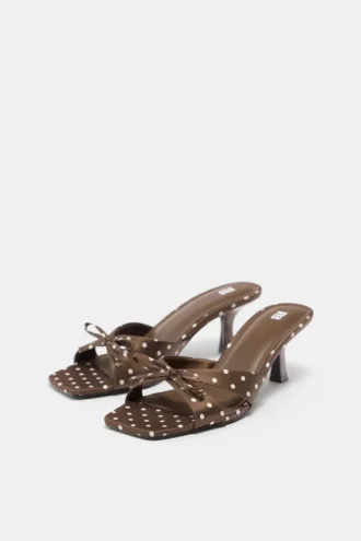 Sandales à talons hauts à pois