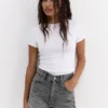 Short mom en denim à ourlet retourné